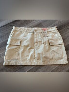 NWT Levi's 94 Cargo Mini Skirt in Khaki Color - Size 32